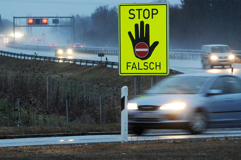 Der Gegenverkehr hatte keine Chance auszuweichen. Ein Mann starb. (Symbolbild)
