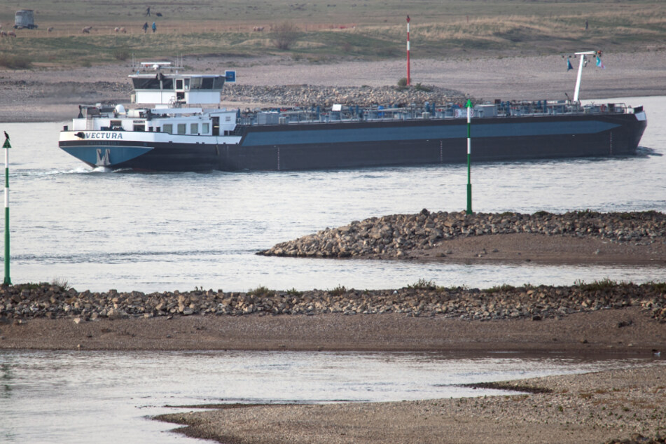 Mit Heizöl beladenes Schiff auf dem Main verunglückt