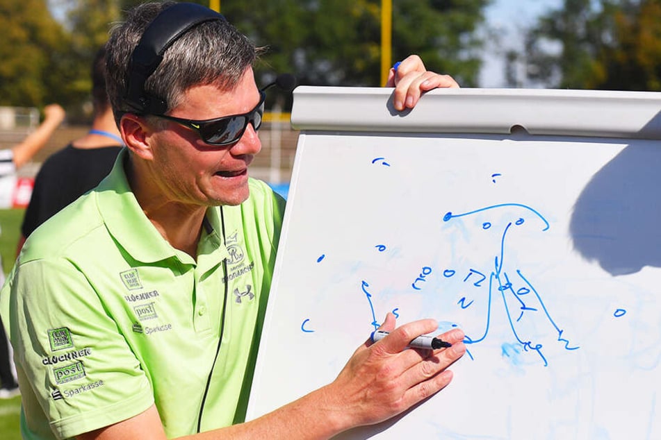 Coach Ulrich Däuber an der Taktiktafel. Die wird in den ersten Trainingseinheiten der Monarchs allerdings noch keine Rolle spielen.