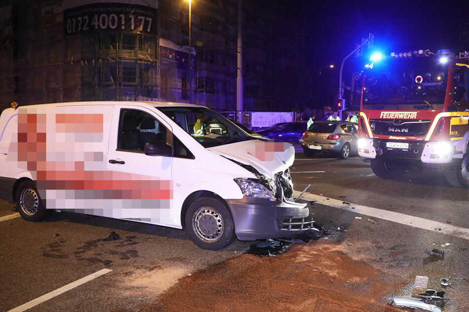 Die Front des Kleintransporters wurde durch den Aufprall zerstört.