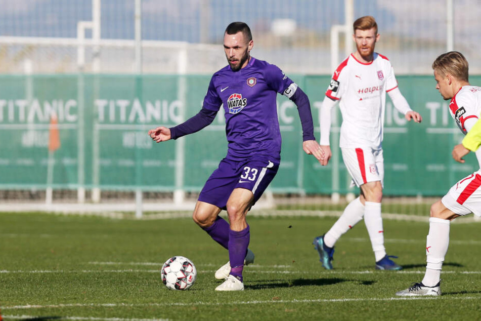 In Belek lief Christian Tiffert (l.) im Aue-Dress gegen den HFC auf, zu dem er jetzt gewechselt ist.