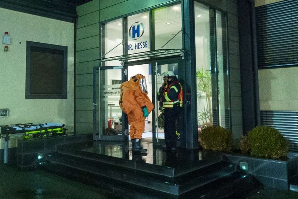 In Spezialanzügen wurden die Einsatzkräfte in die Firma geschickt.