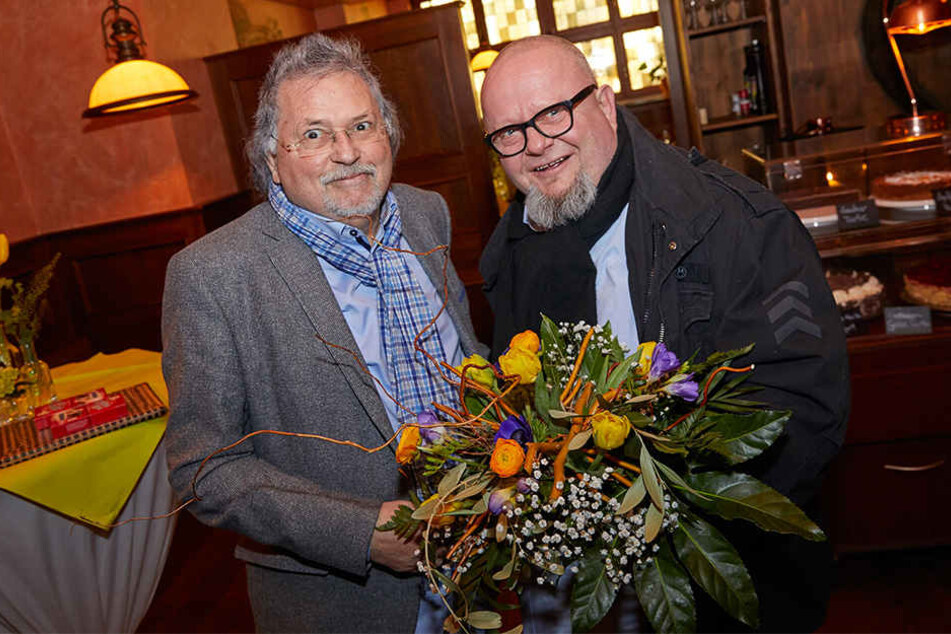 Autor, Schauspieler &amp; Bierhahn Holger Blum (53, r.) gratuliert Peter Siebecke mit einem Frühlingsstrauß zum Jubiläum.
