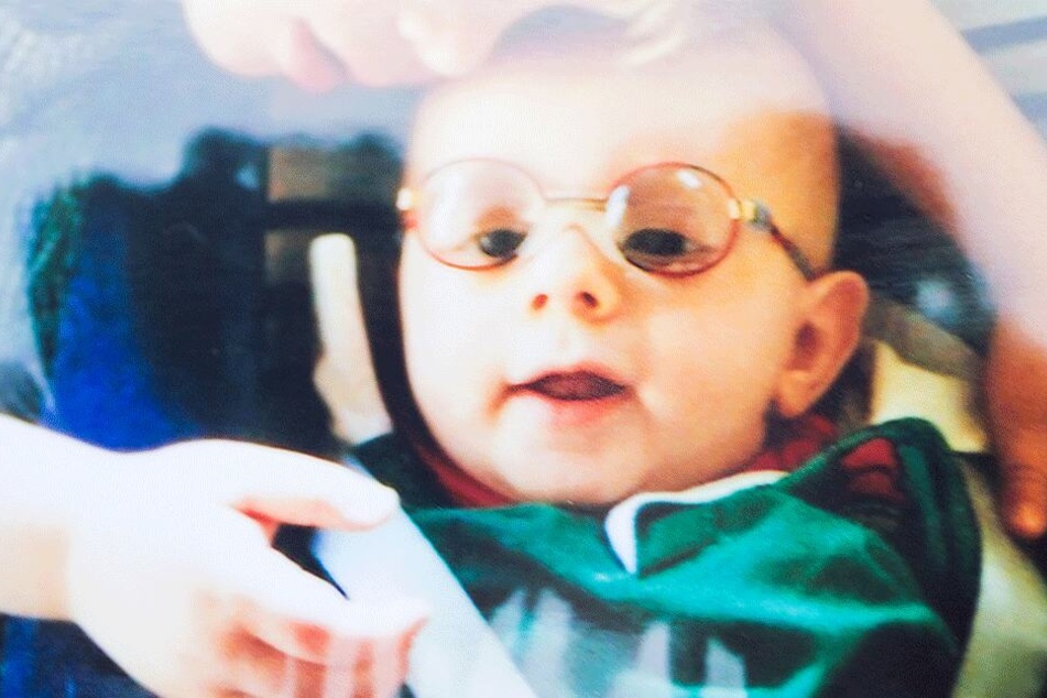 Der kleine Justus nach seiner Augen-Operation: Er war mit Grauem Star geboren worden.