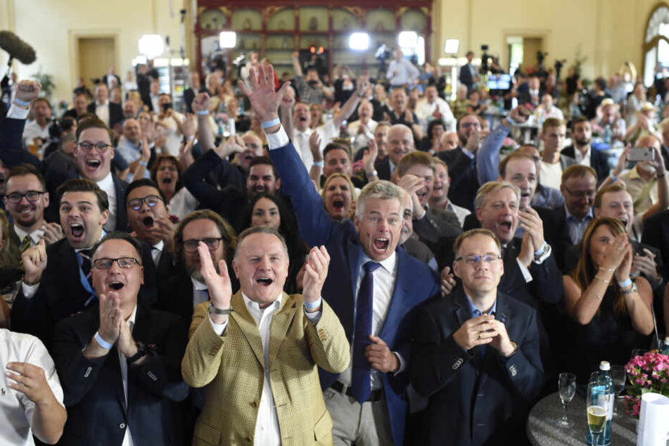 Anhänger der AfD verfolgten auf der AfD-Wahlparty die Bekanntgabe erster Ergebnisse zur Landtagswahl in Brandenburg.