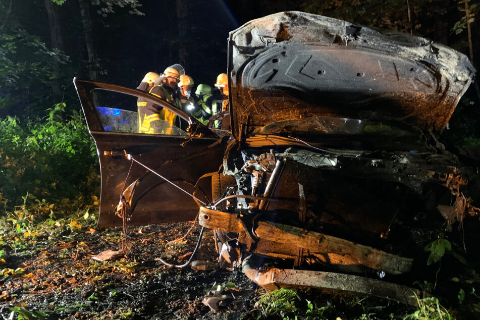 Feuerwehrleute und Rettungsdienst kümmerten sich um die Verletzten.