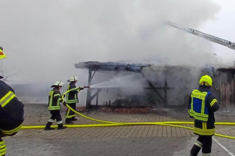 Feuer zerstört Carport und Autos: Schaden in Höhe von Hunderttausenden Euro