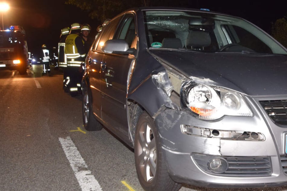 Die Windschutzscheibe und die Scheinwerfer wurden bei dem Unfall eingedrückt.