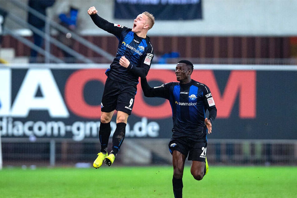 Später wendete sich das Blatt. Kai Pröger trifft zum 2:2 und springt vor Freude in die Luft. Jamilu Collins beglückwünscht ihn.