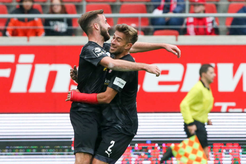 Marcus Godinho (r.) war der erste Gratulant beim Torschützen Morris Schröter.