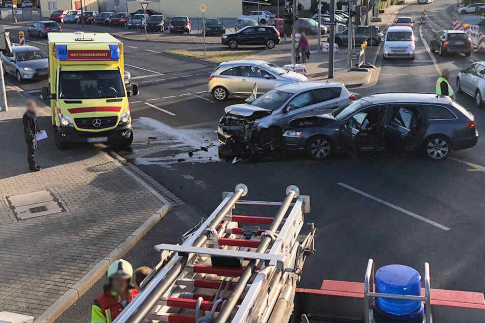 Beide Fahrer mussten mit einem Krankenwagen in eine Klinik gebracht werden.