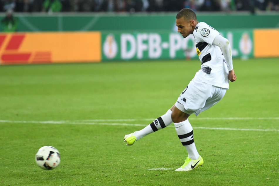 Djibril Sow schießt am 25.04.2017 beim DFB-Pokal-Halbfinale Borussia Mönchengladbach gegen Eintracht Frankfurt im Elfmeterschießen aufs Tor