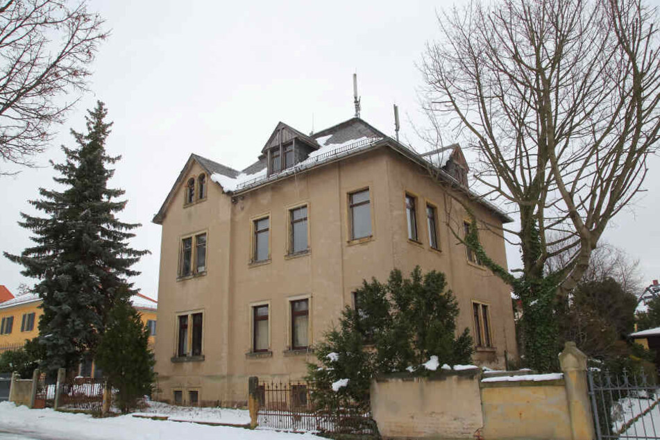 Im März 2017 kaufte Ralf K. (51) mit seiner Immobilienfirma dieses Wohnhaus in der Thomas-Mann-Straße. Der Mobilfunkanbieter "Telefónica" hatte mit der Vorbesitzerin einen Mietvertrag abgeschlossen.