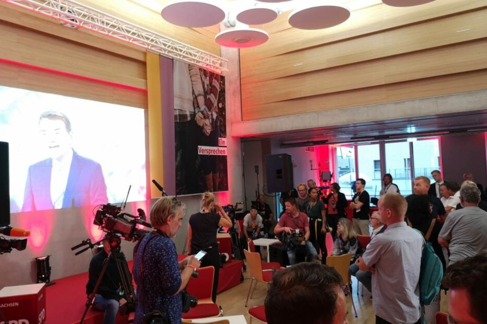 Viele Journalisten, noch wenig Gäste.