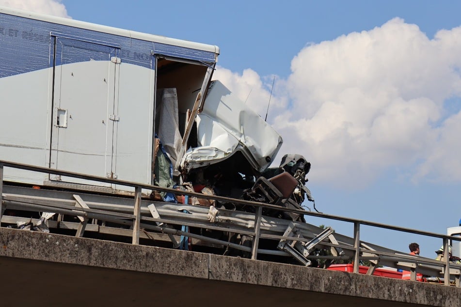 Bilder vom Unfallort auf der A61 verdeutlichen das Chaos, das auch Berufspendler getroffen hat.