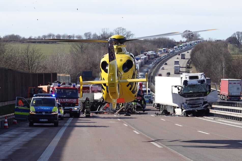 Per Rettungshubschrauber ist der Notarzt zur Unfallstelle gebracht worden.