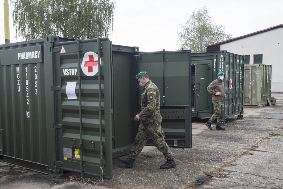 Ein Soldat betritt einen Container mit medizinischem Gerät. Die tschechische Armee hat mit den Vorbereitungen für den Aufbau eines Feldkrankenhauses auf dem Prager Messegelände begonnen.