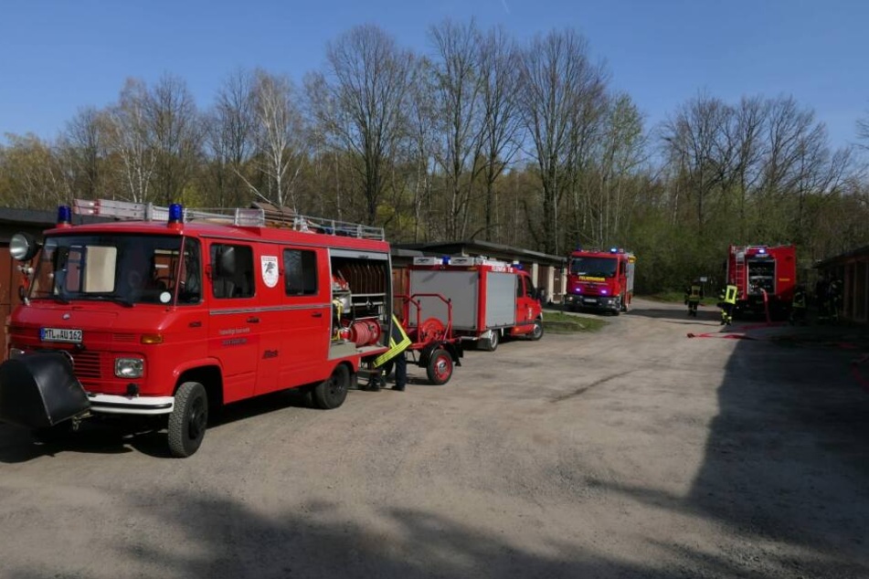 Etliche Feuerwehren sollen derzeit zur Brandbekämpfung vor Ort sein.