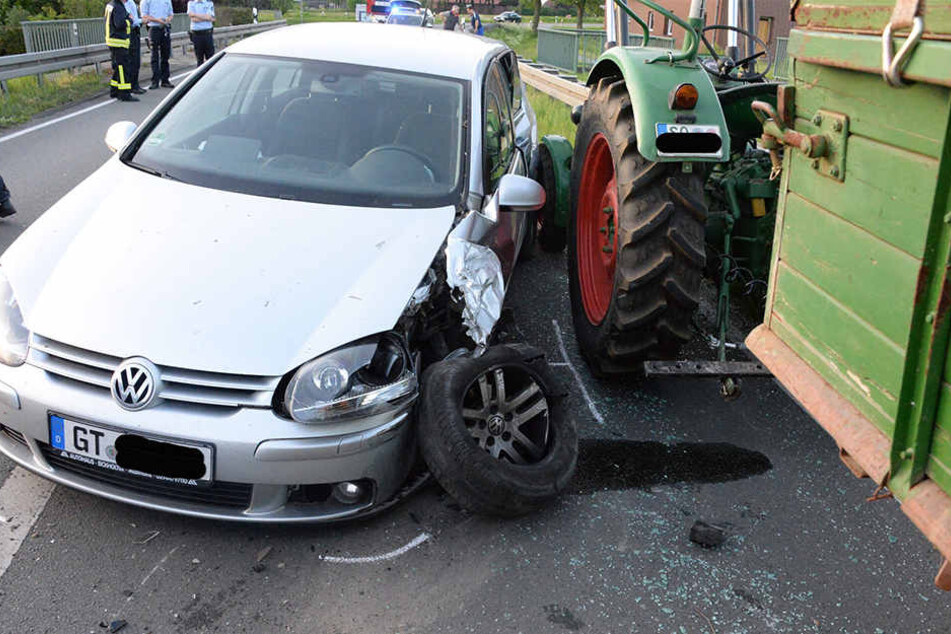 Der Golf krachte in das Auto der 22-Jährigen und anschließend in den Trecker.