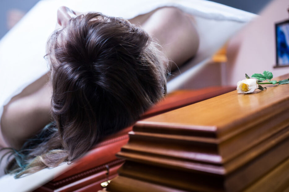 Berlin: Bestatter-Betrug: Leiche liegt bei Beerdigung noch im Kühlraum!