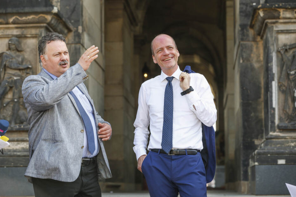 SIB-Niederlassungsleiter Ulf Nickol (53) erklärt Finanzminister Matthias Haß (52), wie es im Zwinger weitergeht.