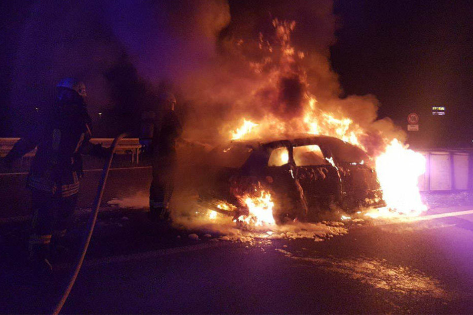 Das Auto brannte an der Abfahrt Leipzig-West komplett aus. Die Insassen konnten sich rechtzeitig retten.