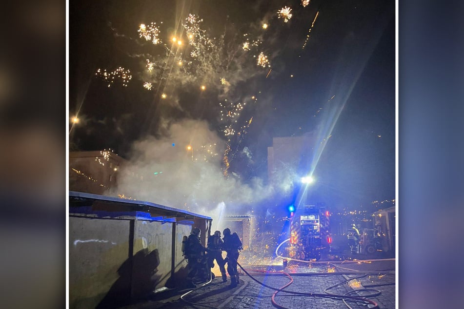 Während des Löscheinsatzes flogen mehrere Raketen in die Luft.
