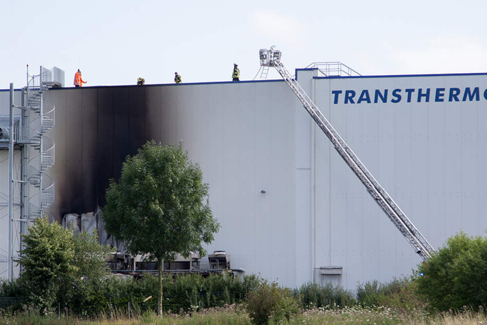 Die Feuerwehr löscht den Brand, der nach der Explosion entstanden war.