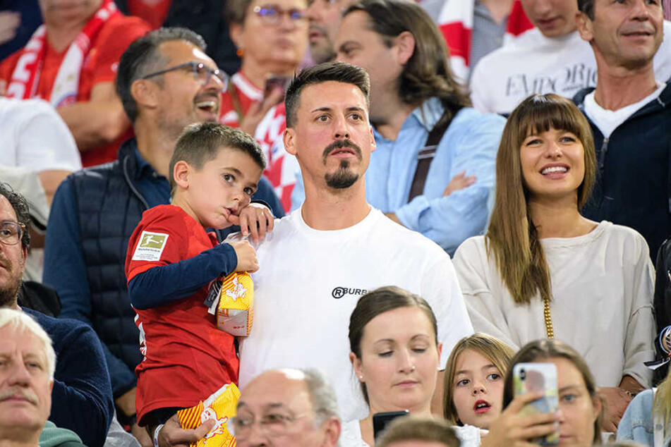Familienmensch Sandro Wagner mit Frau und Kind beim Besuch des ersten Bayern-Spiels der Saison gegen Hertha BSC Berlin im August.