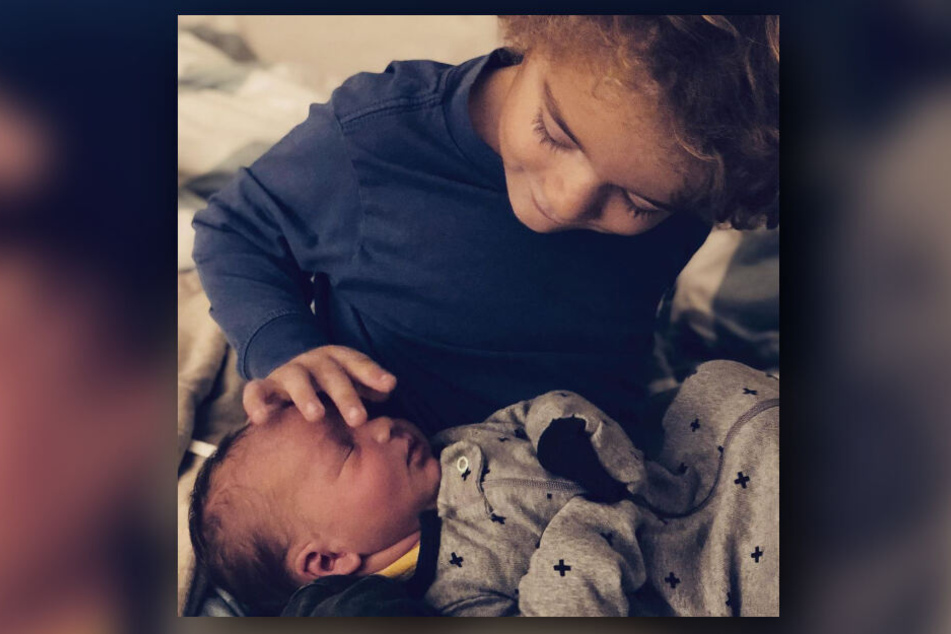 Der neugeborene George mit seinem 4-jährigen Bruder.