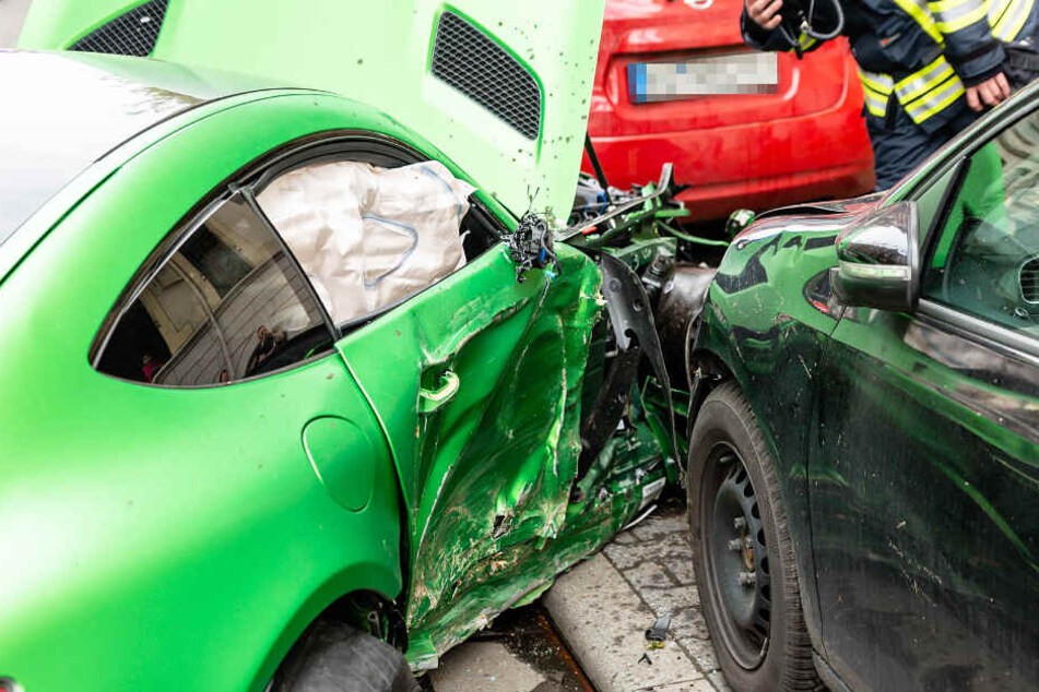 Die beiden Insassen des Mercedes wurden schwer verletzt.