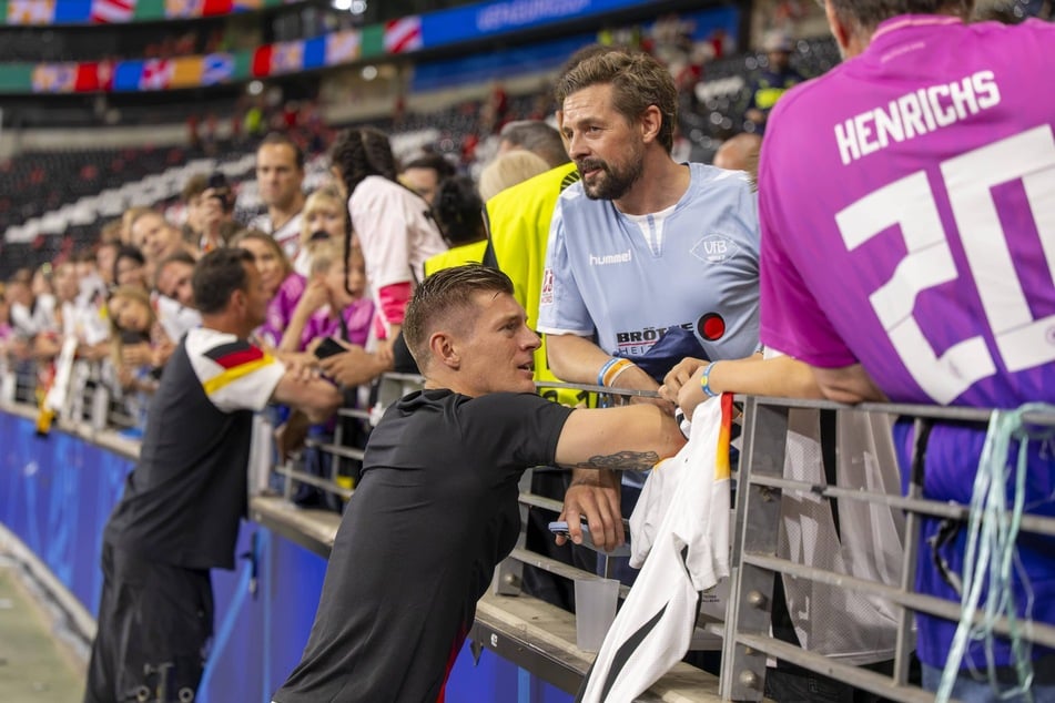 Toni Kroos (34, l.) hatte Erbarmen mit Klaas und holte den TV-Star in den Innenraum des Frankfurter Stadions.