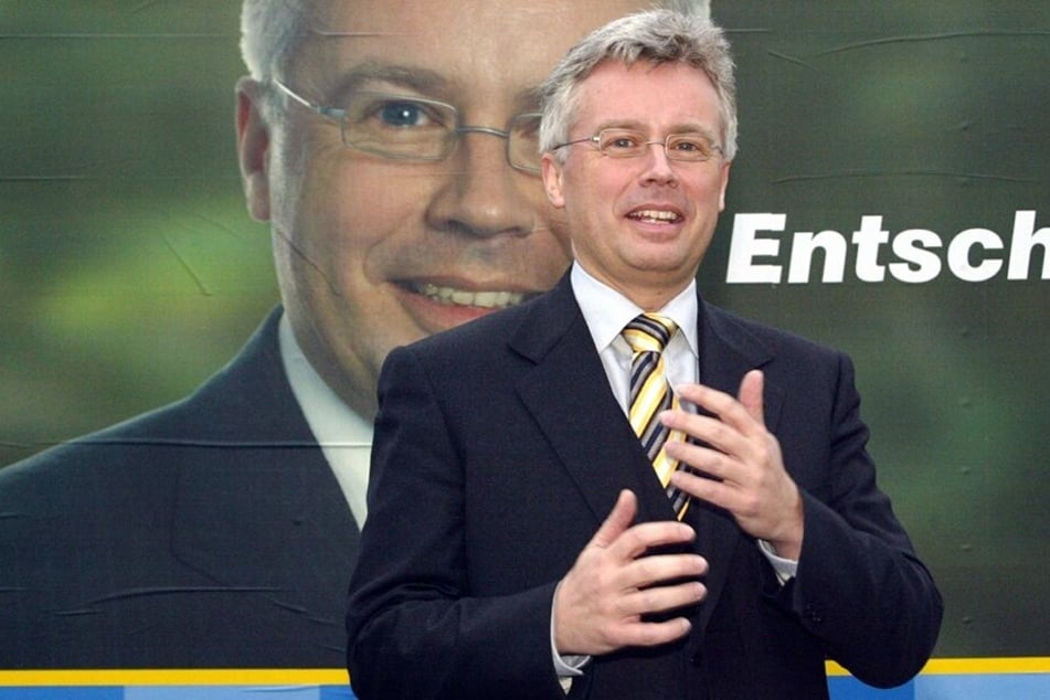 Ulrich Keßler posierte 2005 vor seinem Wahlplakat. Im OB-Wahlkampf holte er damals nur 2,4 Prozent der Wählerstimmen.