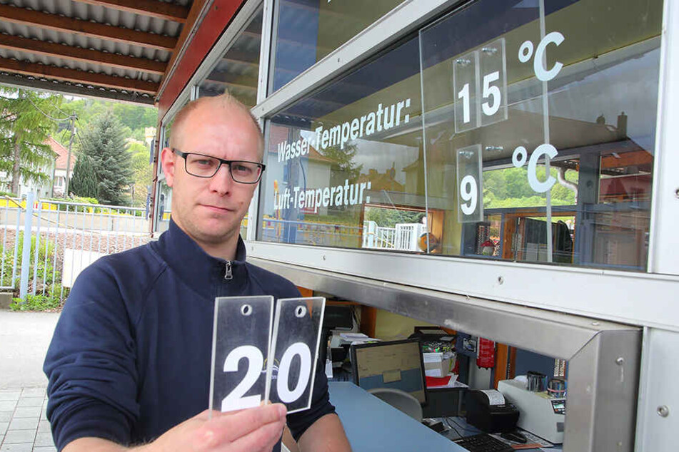 Kassierer Norman Christmann (33) hätte lieber 20 Grad. Doch der Stausee ist davon noch weit entfernt.