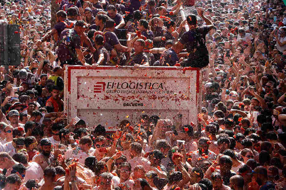 Etwa 22.000 Spanier und Besucher aus aller Welt bewarfen sich zwischen 11 und 12 Uhr in dem kleinen Ort, der zirka 40 Kilometer westlich von Valencia liegt, mit etwa 145 Tonnen überreifen Tomaten.