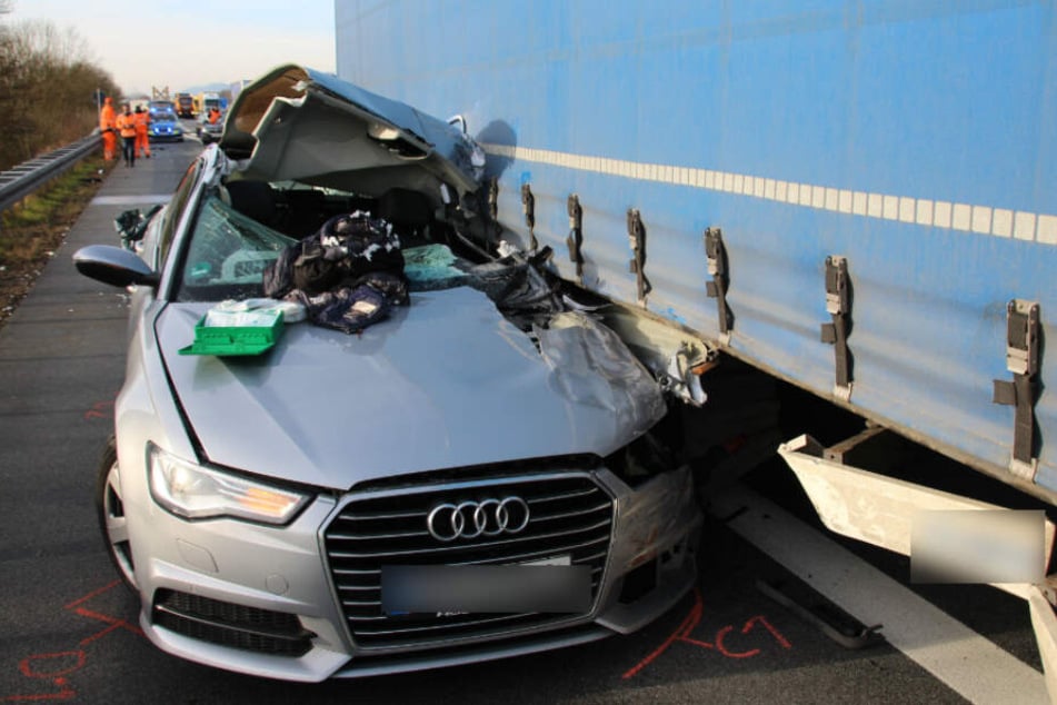Schwerer Unfall bei Regensburg: Waghalsiges Fahrmanöver hat katastrophale Folgen für Audi-Fahrer