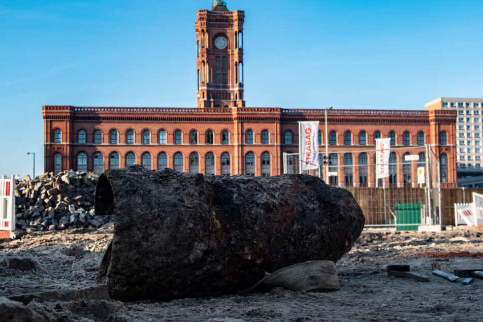 Der Übeltäter: Die 250 kg schwere Weltkriegsbombe wurde auf einer Baustelle gegenüber vom Roten Rathaus entdeckt.