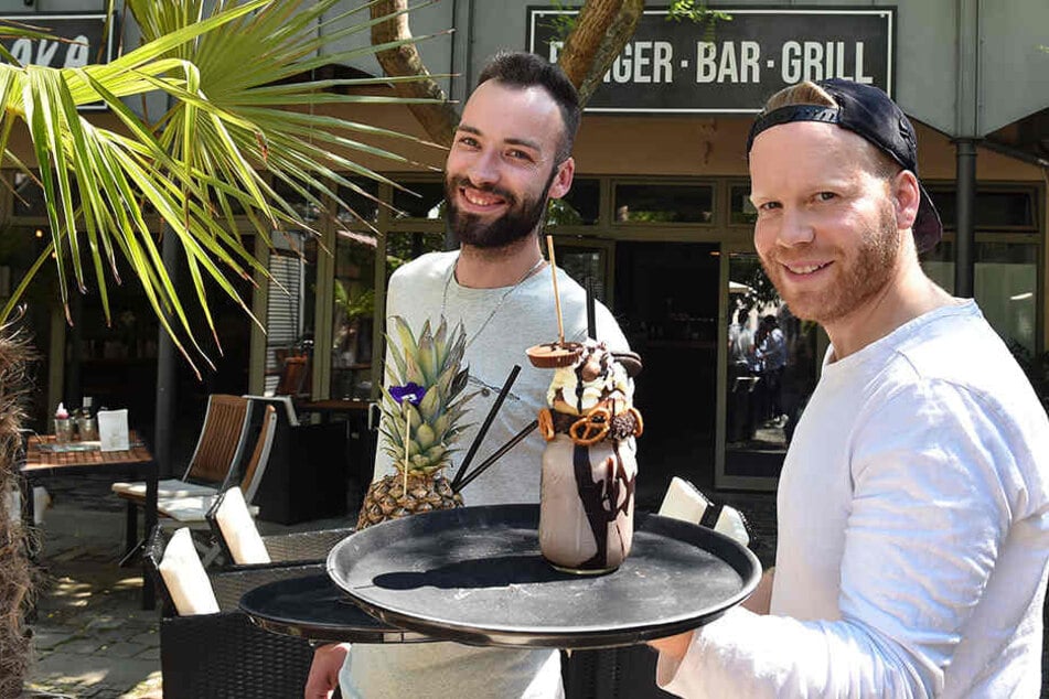 Alexander Eichler (29, l.) und Johannes Rohr (29) laden zu Burger, coolen Drinks und fantastischen Karibik-Desserts ins "Makamaka" ein.