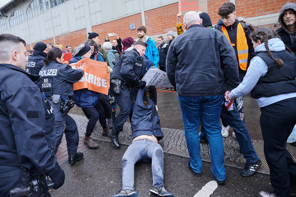 In Berlin kam es zu tumultartigen Szenen, als die Polizei die Aktivisten von der Straße holte.