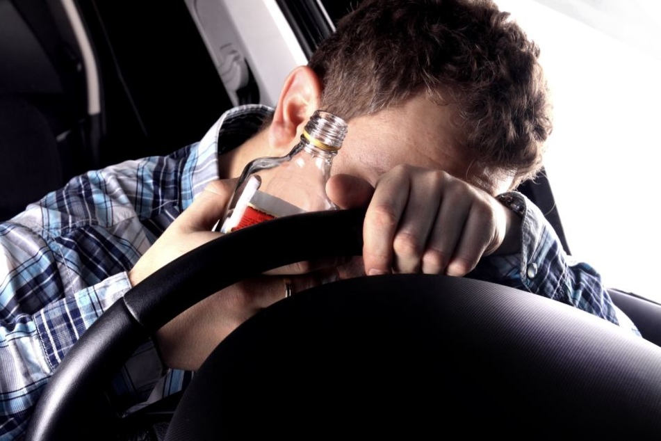 Der betrunkene Autofahrer blieb mit seinem Auto stecken. (Symbolbild)