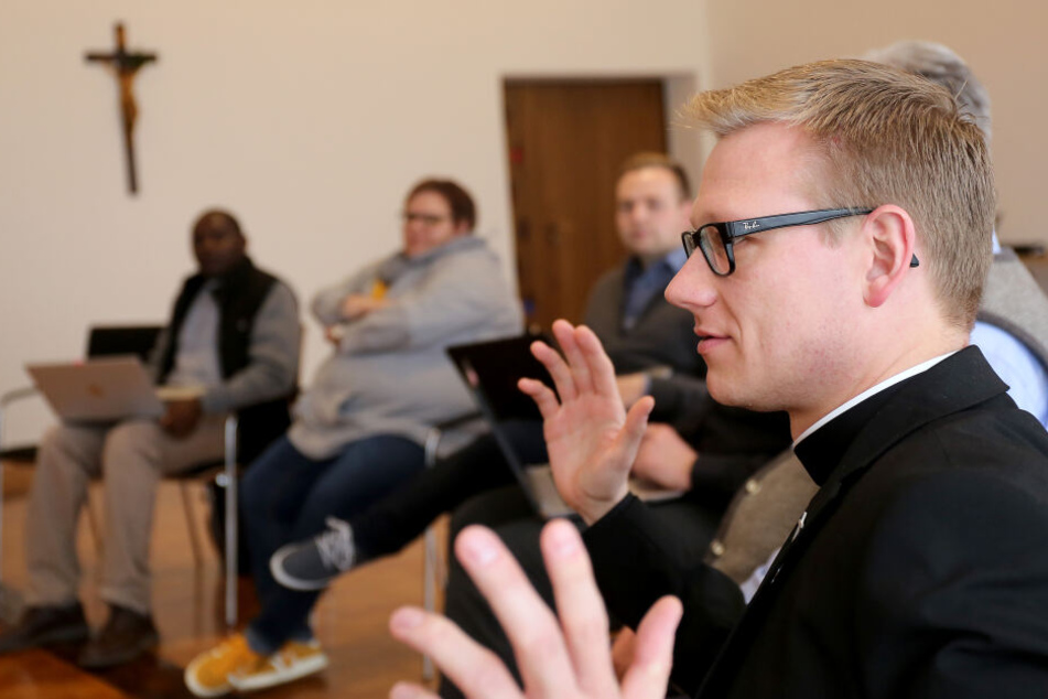Katholische Priester werden in einem Seminar zu Social-Media-Influencern ausgebildet.