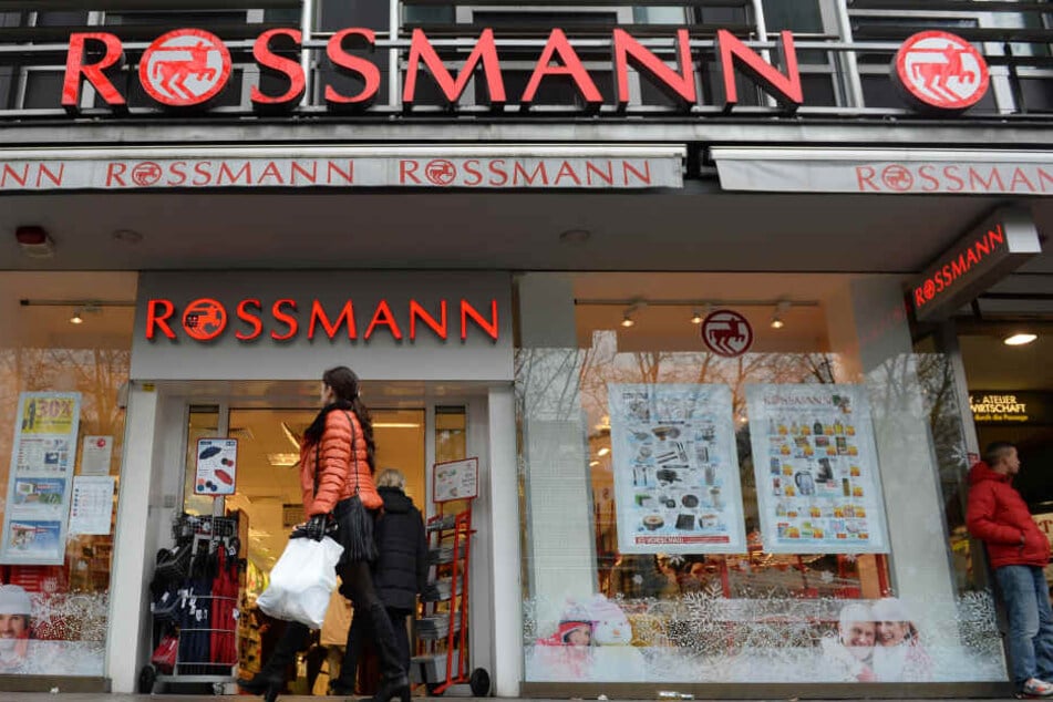 Zuerst erkundigte sich der Mann nach Wattestäbchen, bezahlte diese danach und wollte aber das Geld aus der Kasse haben. (Symbolbild)