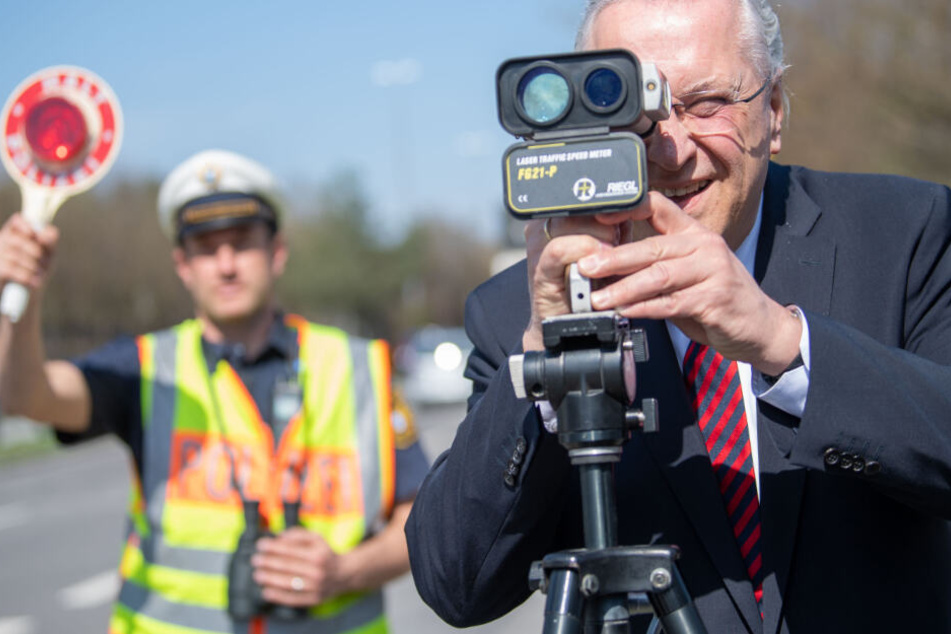 Joachim Herrmann (r.) machte sich beim Blitzermarathon selbst ein Bild der Messstellen.