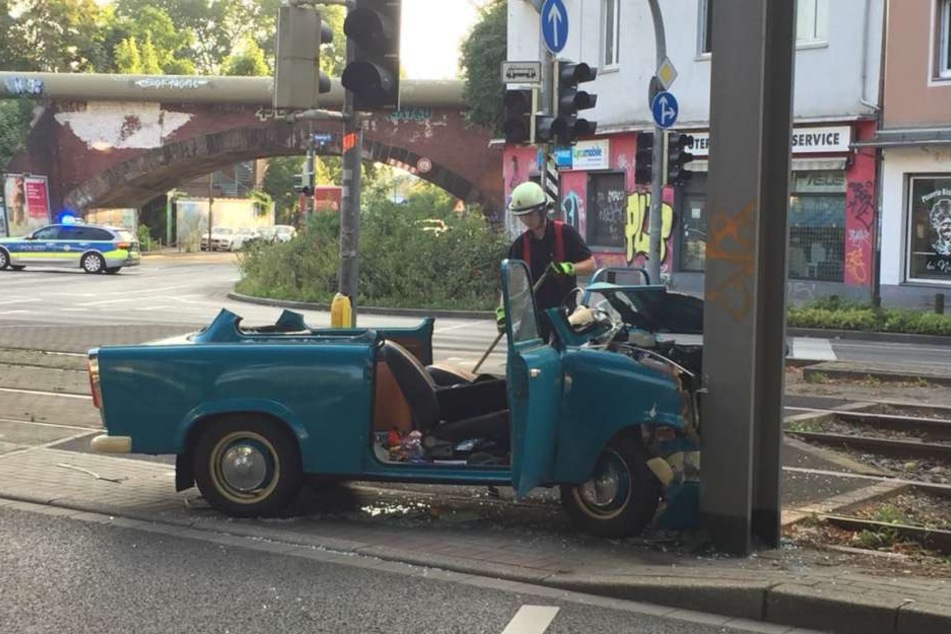 Das Auto war im Anschluss nur noch Schrott.