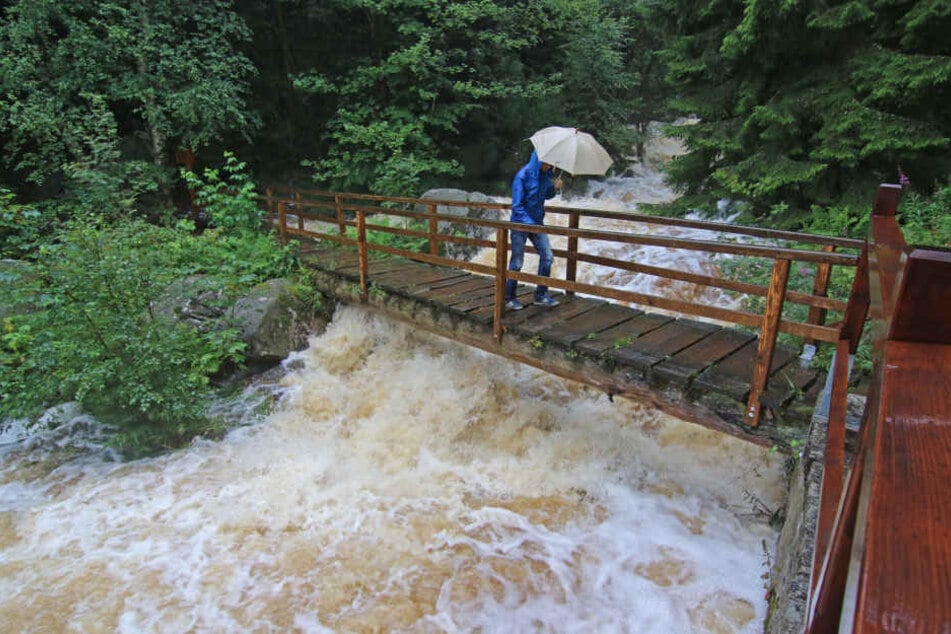 Durch die heftigen Regenfälle im Harz läuft eine Talsperre nahe Werningerode über.