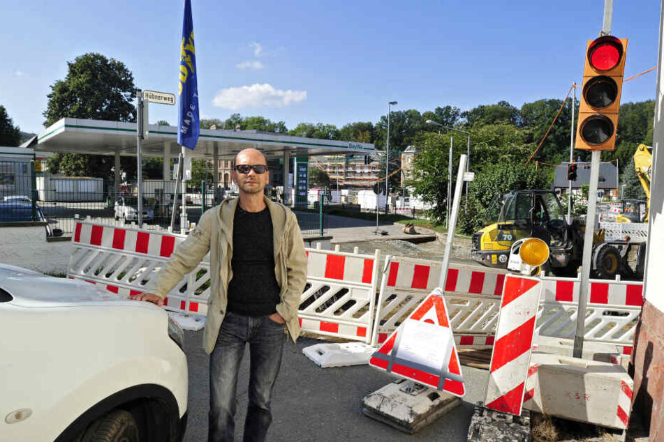 Alles dicht: Uwe Saupe (53) beklagt sich über die gesperrte Straße.