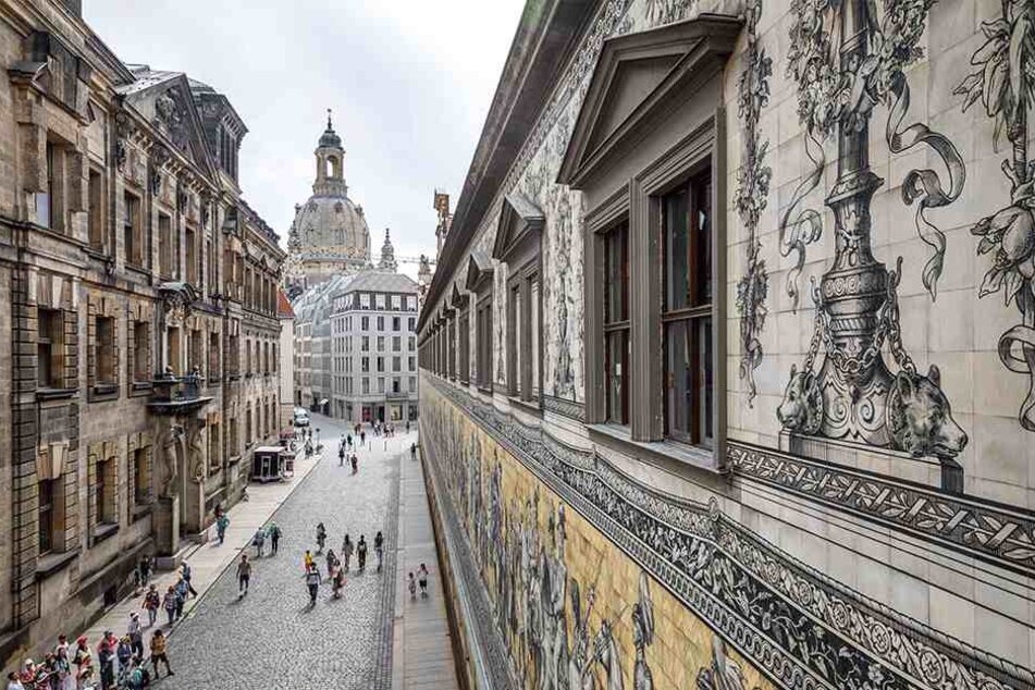 Außen eine Etage tiefer "klebt" der Fürstenzug.