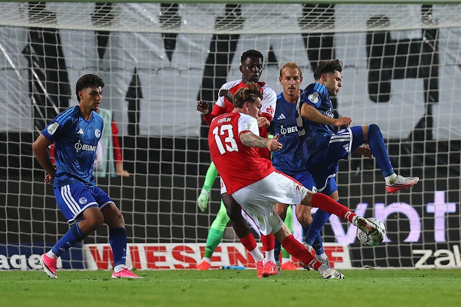 Selbst im DFB-Pokal gegen Schalke trug sich Stierlin (Nr. 13) in die Torschützenliste ein.