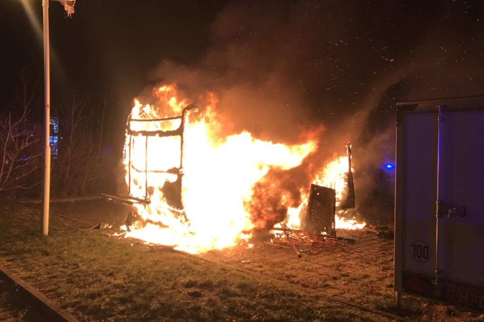Der Wohnwagen stand lichterloh in Flammen.