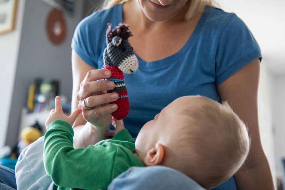 Frauen übernehmen noch immer den Großteil der Kinderbetreuung (Symbolbild).